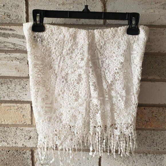 Women Fringe Hem Guipure Lace Shorts - Picture 3 of 6